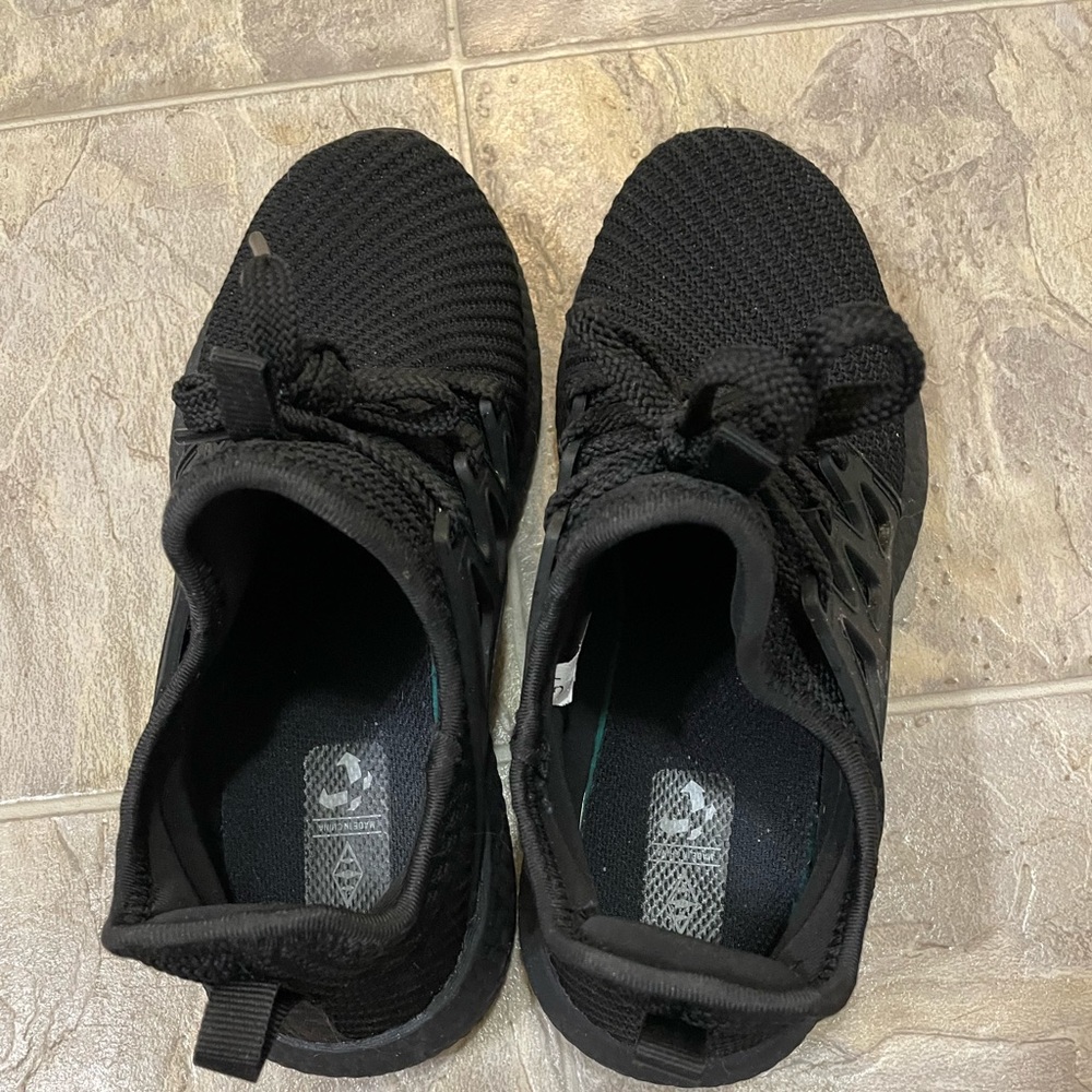 Non slit shoes